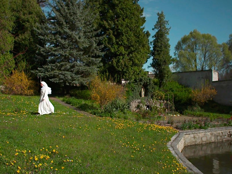 Bewegung im Klostergarten hilft, Ärger und Aggressionen abzubauen