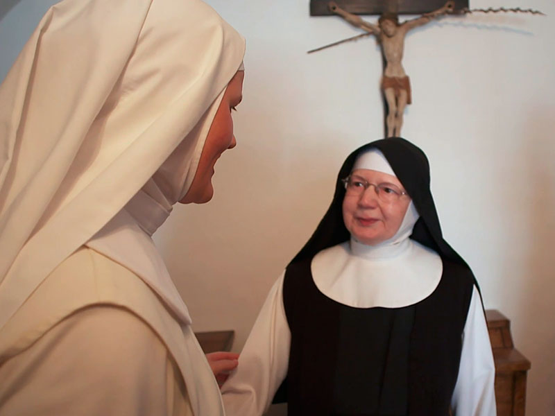 was ihr oft fehlt: dass sie mal jemand in den Arm nimmt – Schwester Bernadette hilft
