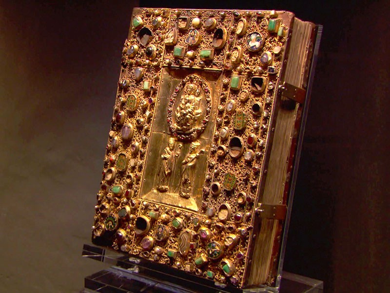 viele Einzelstücke – das wertvollste eine 1000 Jahre alte Bibel – werden in einer Höhle versteckt