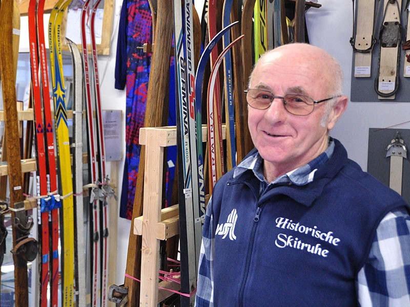 Skifan Gottfried Fuchs von der Skitruhe Schönheide zeigt seine Sammlung