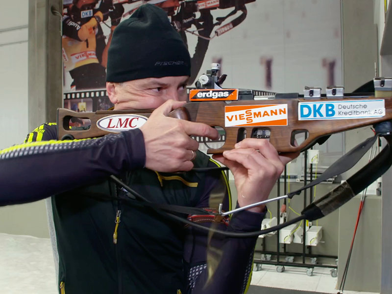 Biathlon-Legende Sven Fischer mit seiner „Königin“ – einem Suhler Gewehr
