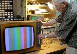 Mann repariert Farbfernseher