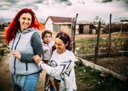 Jenny mit Roma im Slum - Jenny betreut in 30 Siedlungen über 280 Familien
