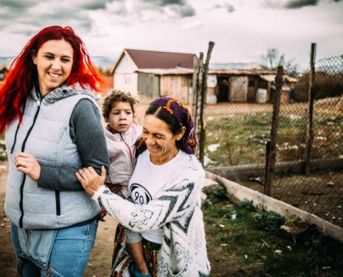 Jenny mit Roma im Slum - Jenny betreut in 30 Siedlungen über 280 Familien