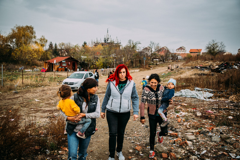 Jenny mit Roma im Slum - Jenny betreut in 30 Siedlungen über 280 Familien.