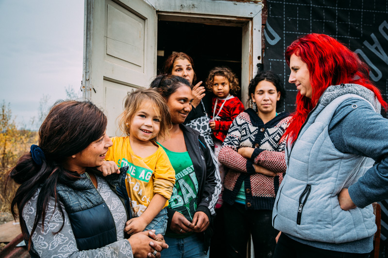 Jenny mit Roma-Frauen – Diese Frauen haben oft viele Kinder, seit 2017 berät Jenny sie in punkto Verhütung.